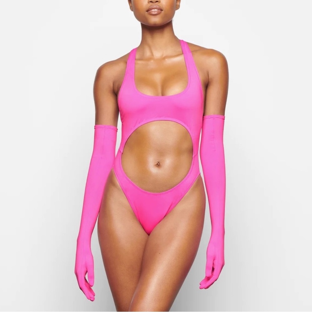 🔥NWT (SET) SKIMS Cut Out Monokini & Swim Gloves in LIMITED EDITION TAFFY 🩷